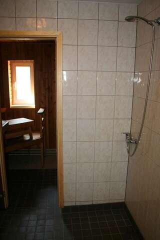 Гостевой дом Põnka Guesthouse Jõesuu Трехместный номер с общей ванной комнатой-2